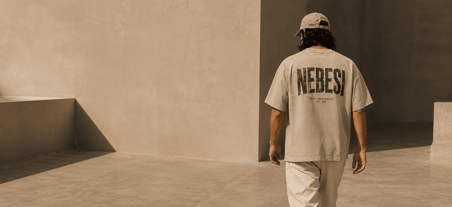 NEBESI lookbook — футболка с принтом на спине